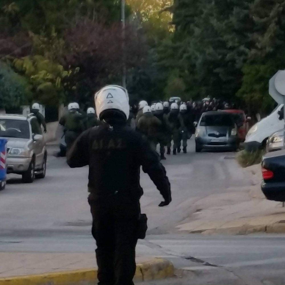Πεδίο μάχης τα Βριλήσσια – Χούλιγκαν έκαναν «γυαλιά καρφιά» καταστήματα στη Λ.Πεντέλης